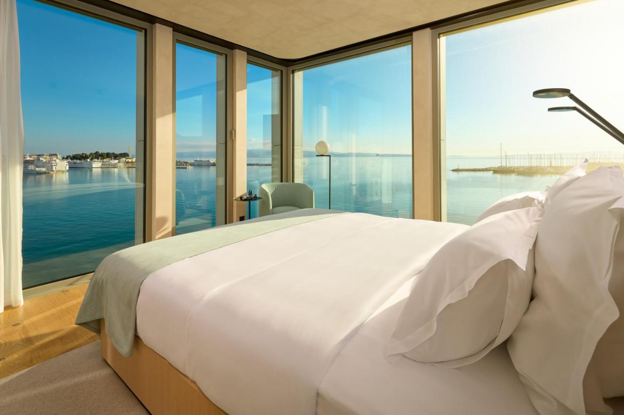 Premium King Room with Sea View – Corner