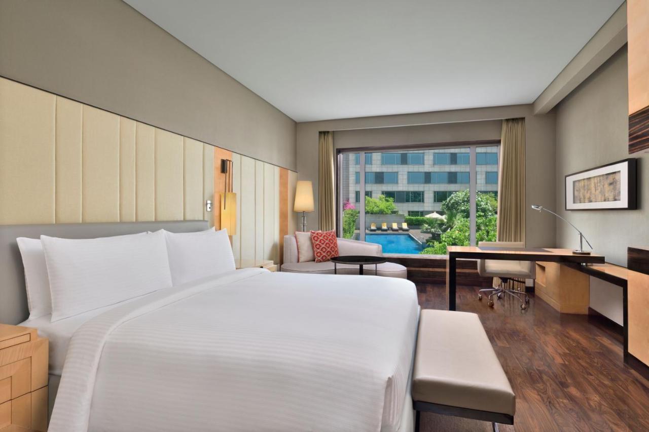 Premier Room, Pool view, Guest room, 1 King