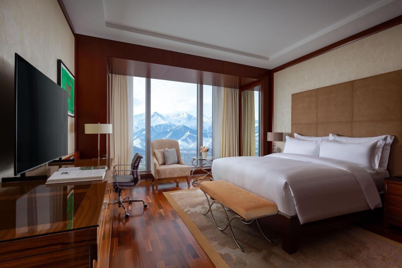 Deluxe Mountain View, Guest room, 1 King, Mountain view