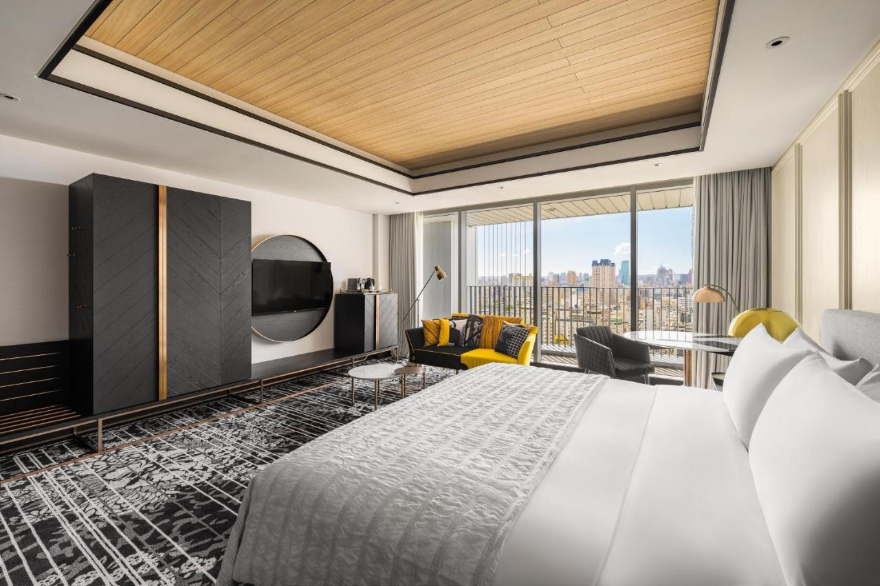 Deluxe King Room with City View