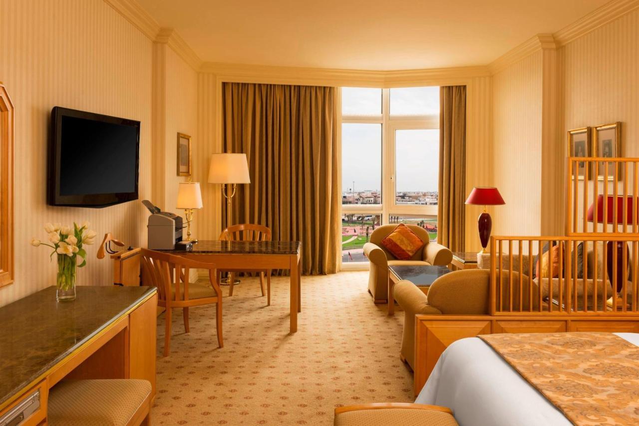 Tower Deluxe King room – Executive lounge access