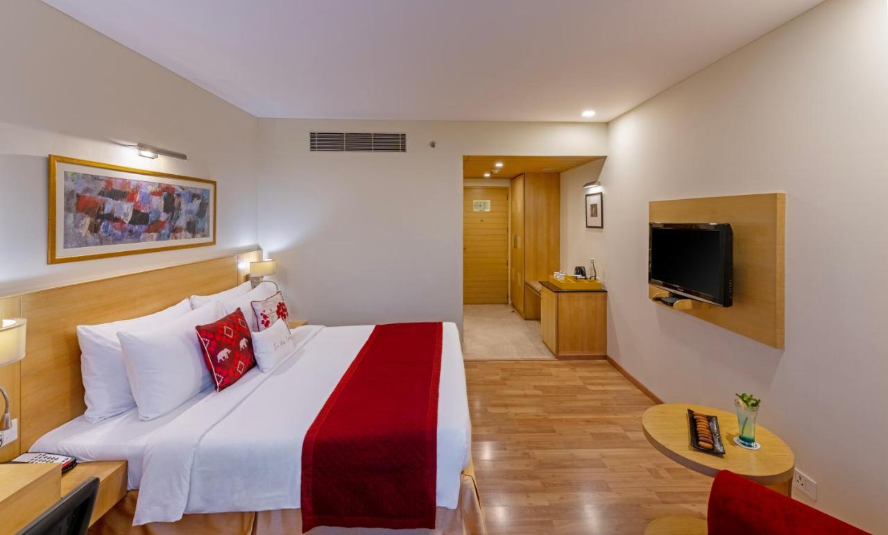 Premium Room  (Guaranteed Late Check-out ,Enjoy Happy Hours with 1+1 offer on Alcoholic Beverages and Soft Beverages,20% off on Food & Beverage services,20% Off on Laundry service),1404403475:JPEG