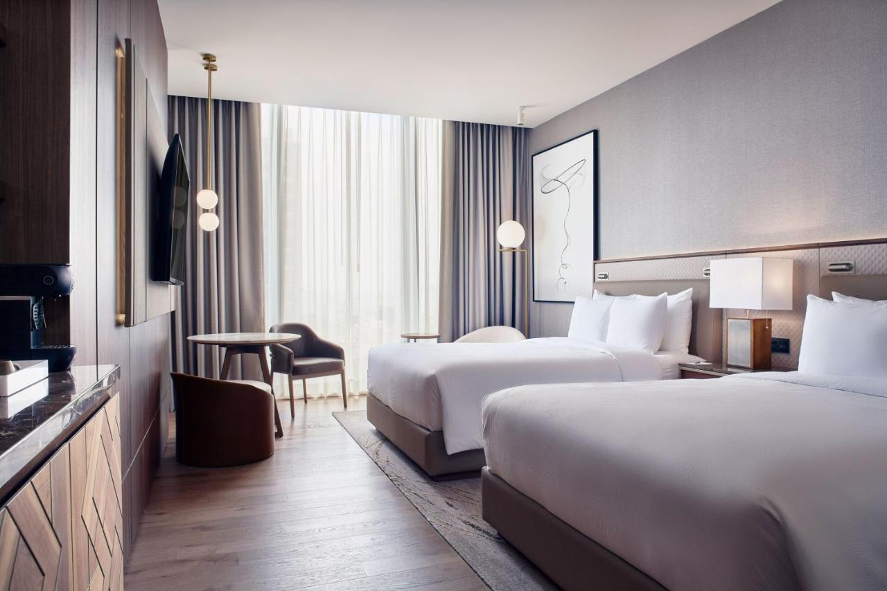Executive level Deluxe Guest room with 2 Queen, City view