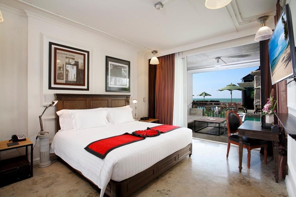 Deluxe King Room with Pool Access