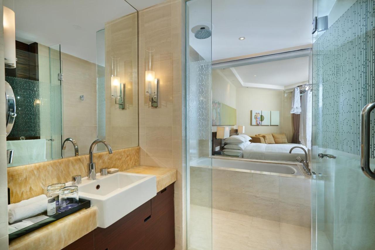 Club King, Club lounge access, Guest room, 1 King, Balcony