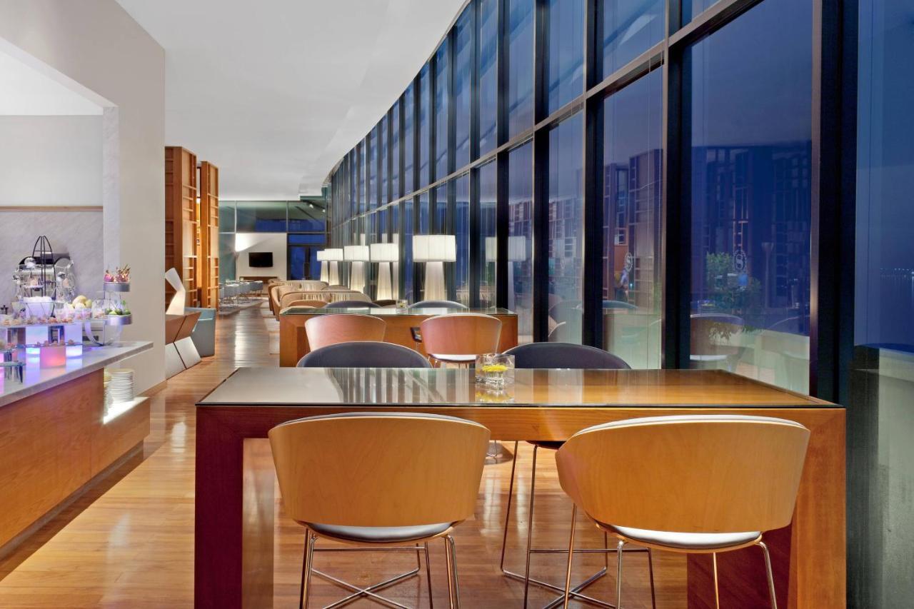 Club Premium King, Club lounge access, Larger Guest room