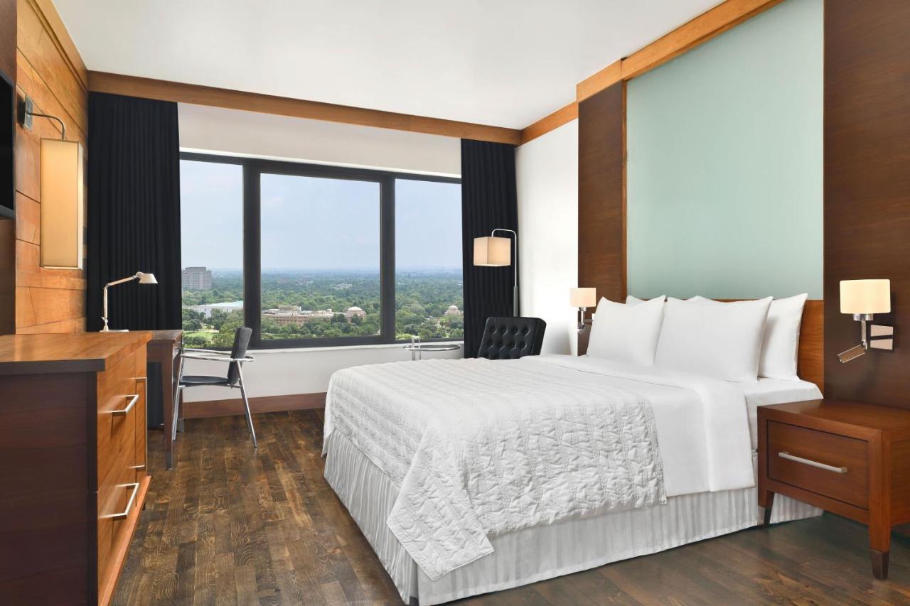 Club Room, Club level, Guest room, 1 Queen, City view - 2 way Airport Transfer, Access to club lounge including Hi-Tea from 3-5 pm, Happy Hours from 6-8 pm