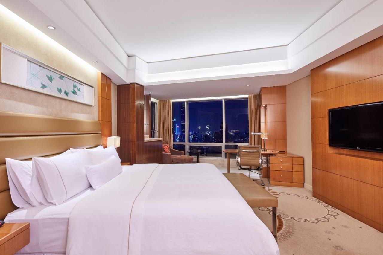 Westin Premier Room, Guest room, 1 King, Partial lake view