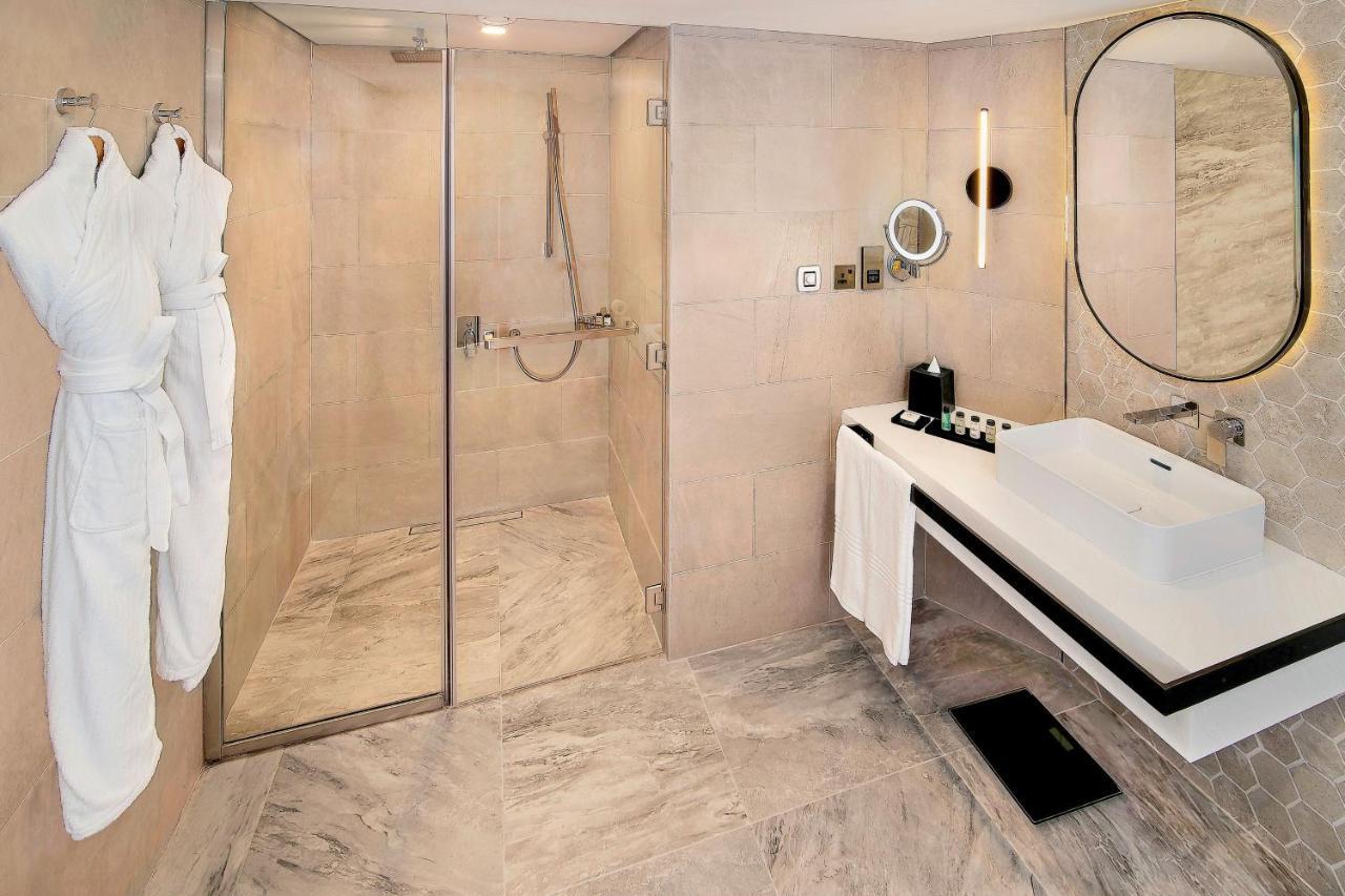 Executive Suite with Club Lounge Access