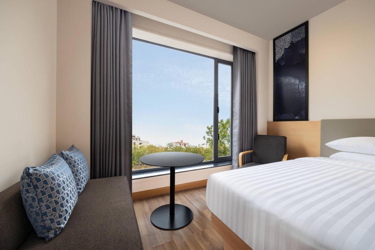 Guest Room Twin Beds City View: 20% on F&B (A la carte) or INR 500 hotel credit on a billing of INR 1250 at Twenty-One Bar and Cafe only. Happy Hours 1+1 on Alcoholic Beverages (4PM to 8PM) at Twenty-One Bar & Cafe* cannot club with other offers,disc