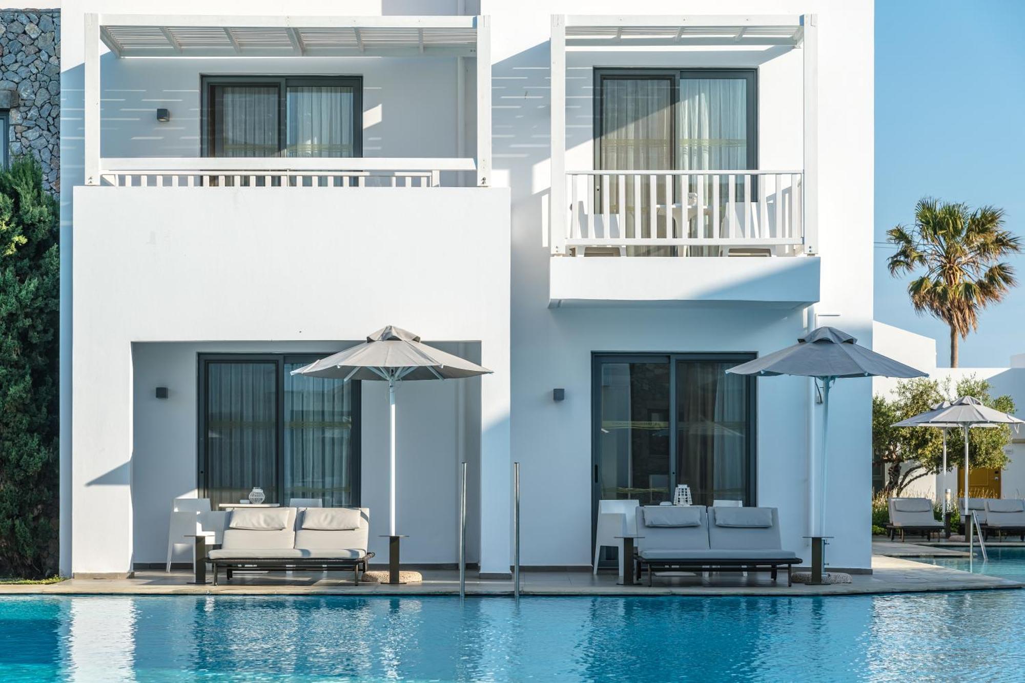 Superior Front Pool Room Swim-up