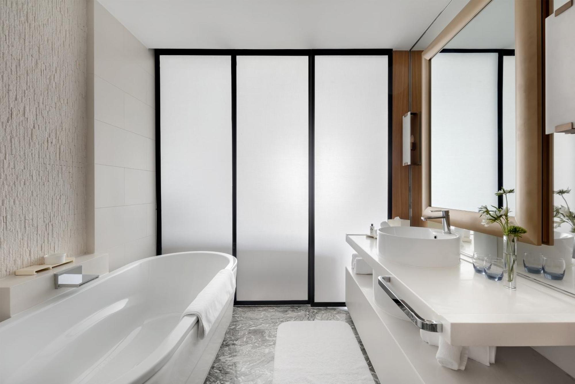 Premium Twin Room with Two Twin Beds, Lake View and High Floor