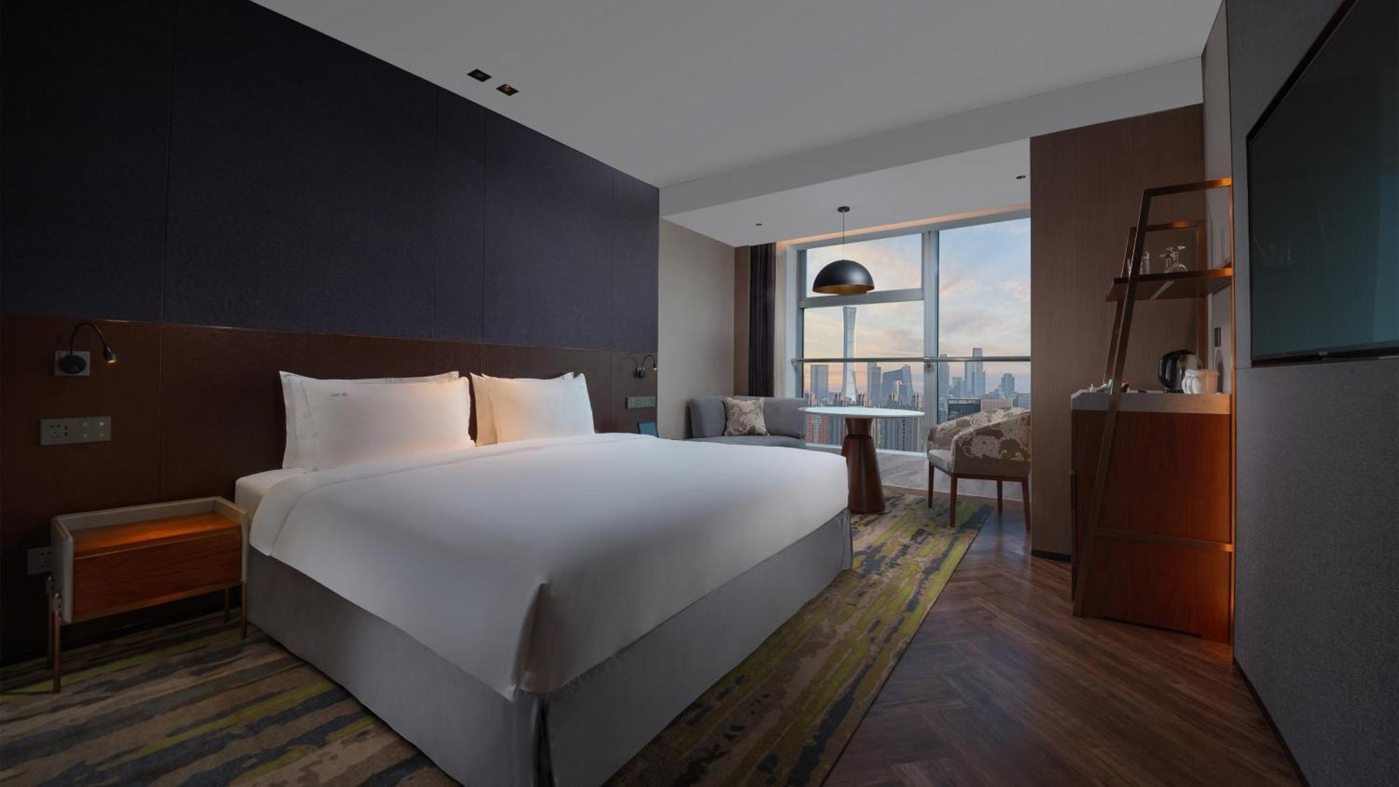 Standard King Room with Lounge Access