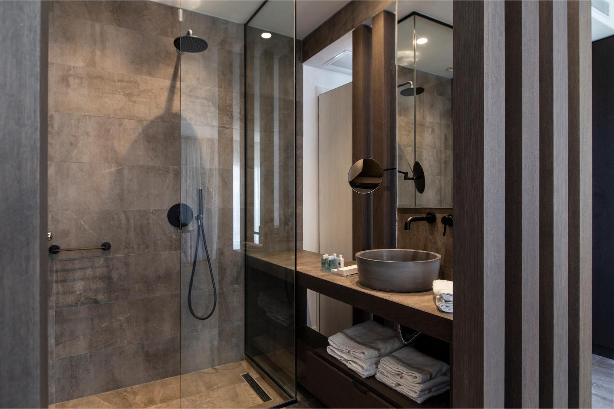 Deluxe Suite with Sharing Pool