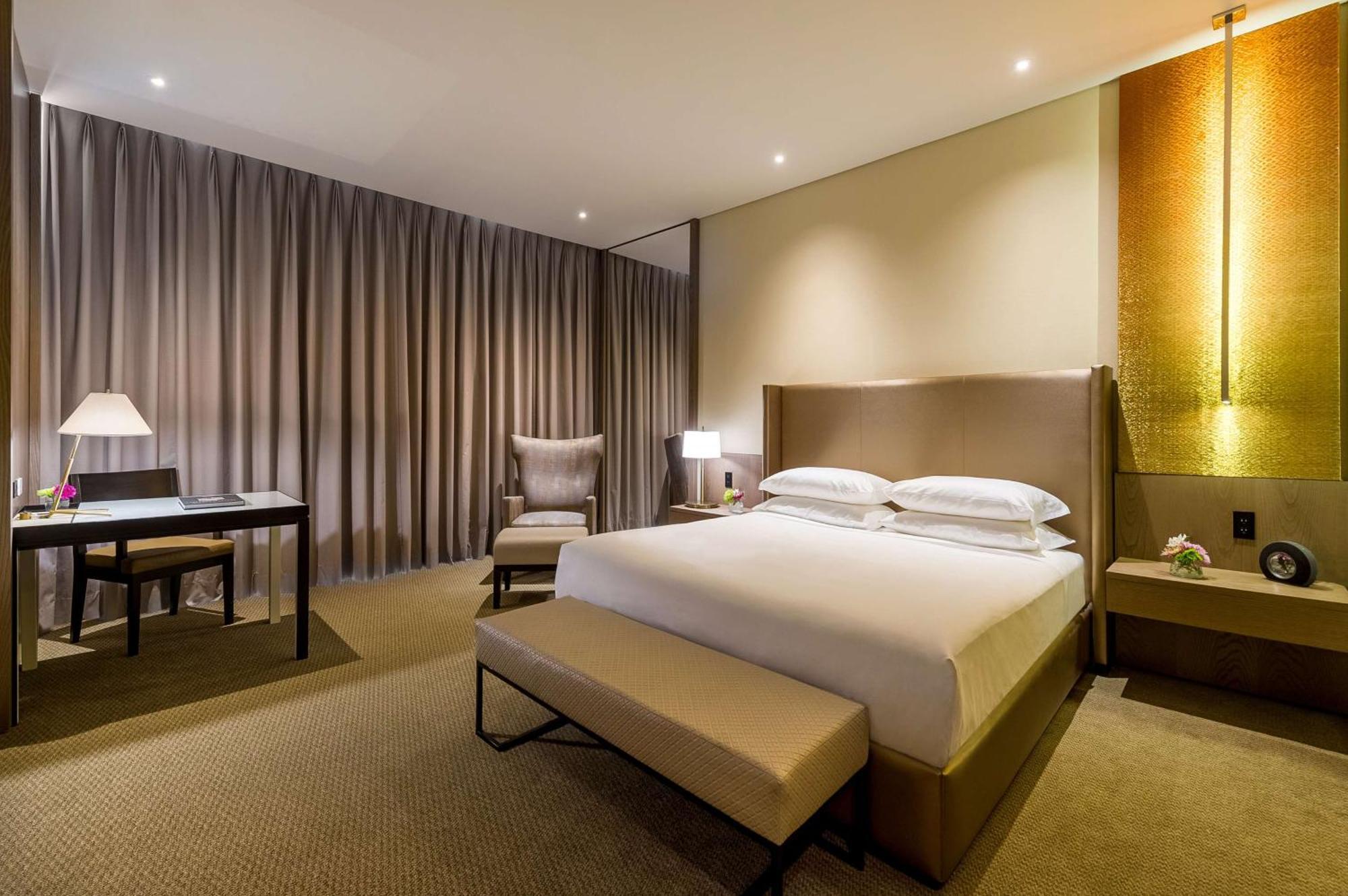 King Room with Roll-In Shower - Disability Access