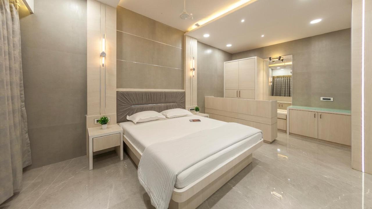 Executive Suite,1465935995:JPEG