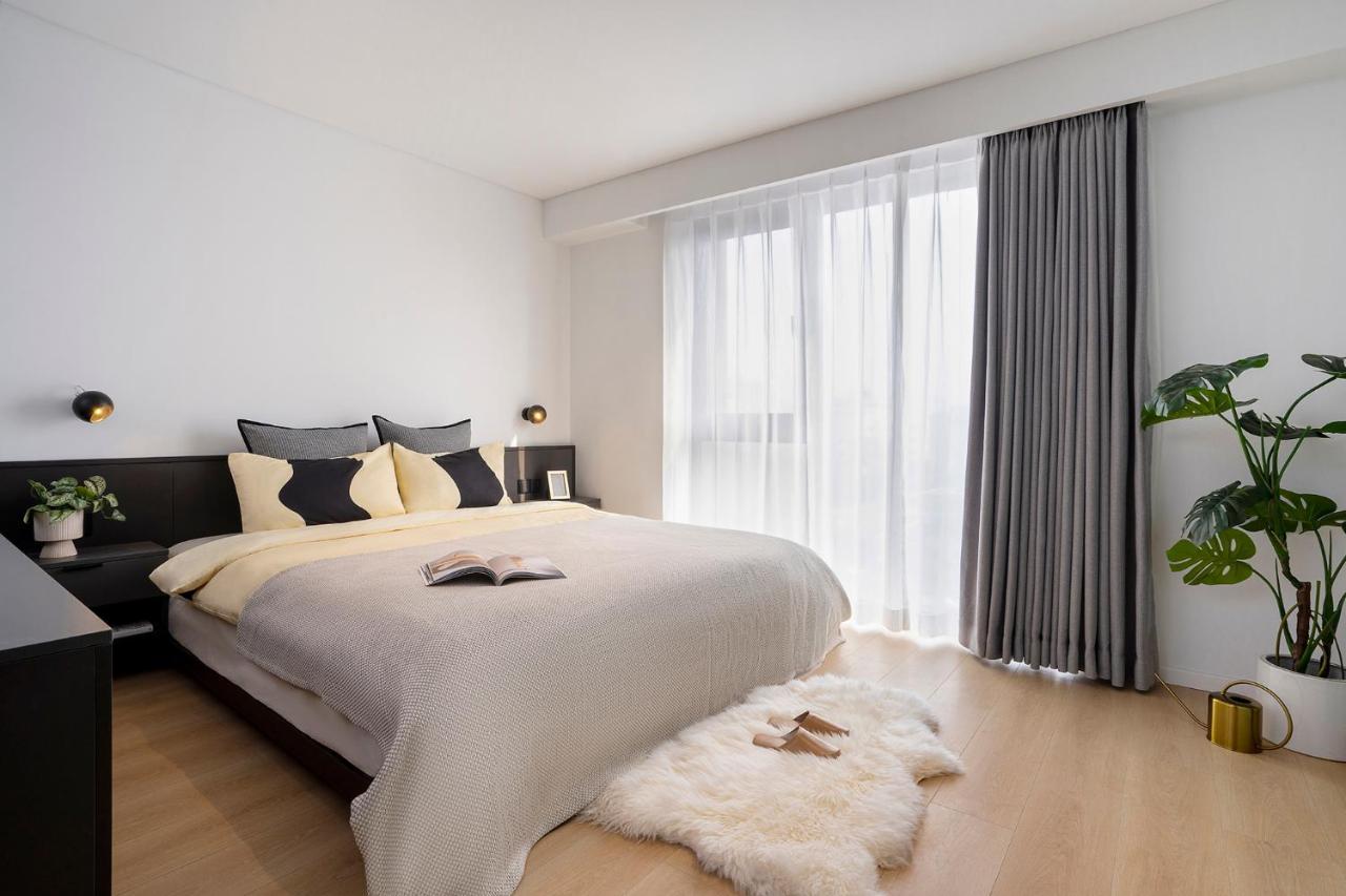 Exquisite One Bedroom Apartment (free coffee, washing machine, kitchen, specious living room, can add an extra bed and additional fee is CNY260 per day)