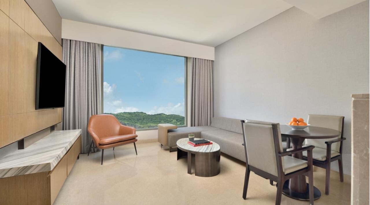 Urban Suite, 1 King , Courtyard View - 20% discount on Food and Beverage,1467040592:JPEG