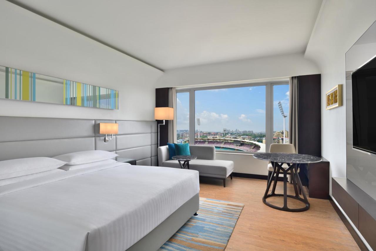 Executive Club, Executive lounge access, Guest room, 1 King, Stadium view,1480205900:JPEG