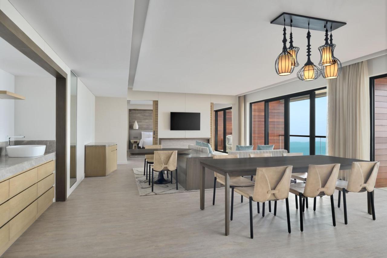 Executive King Suite with Balcony and Mountain View,1480287149:JPEG