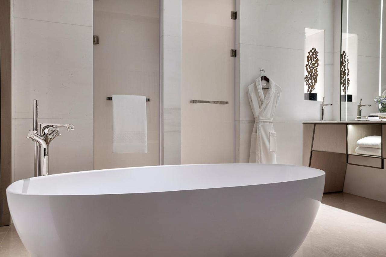 Deluxe King Room with City View - Butler Service,1481104676:JPEG