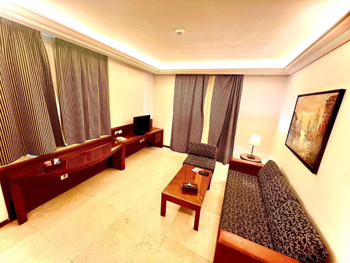 Executive Suite,1498514722:JPEG