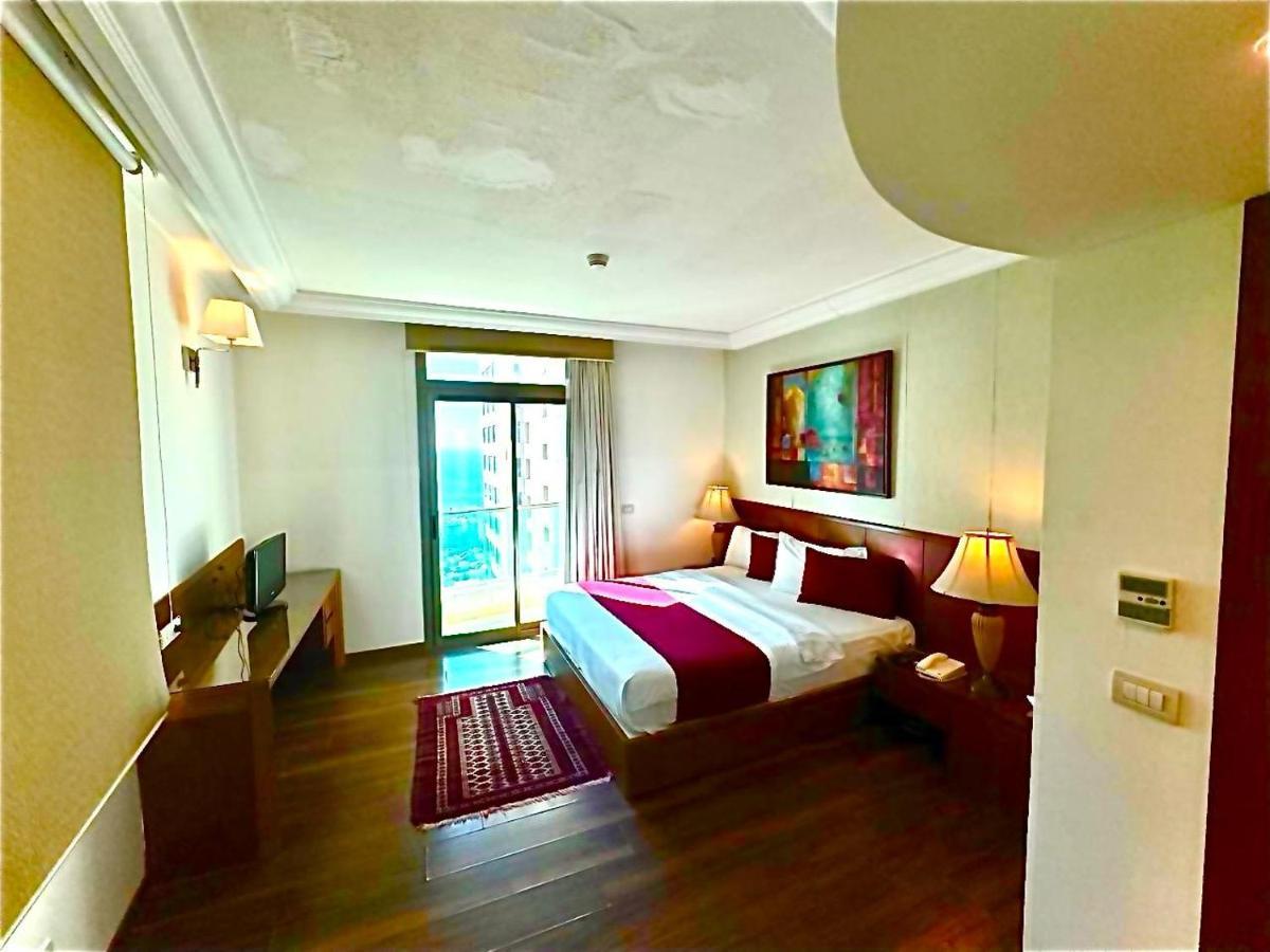 Executive Suite,1498509307:JPEG