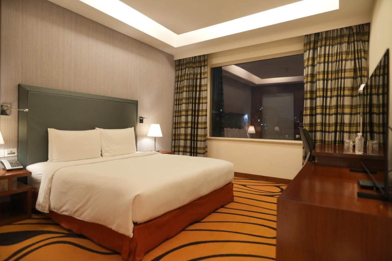Executive Suite with Lounge Access