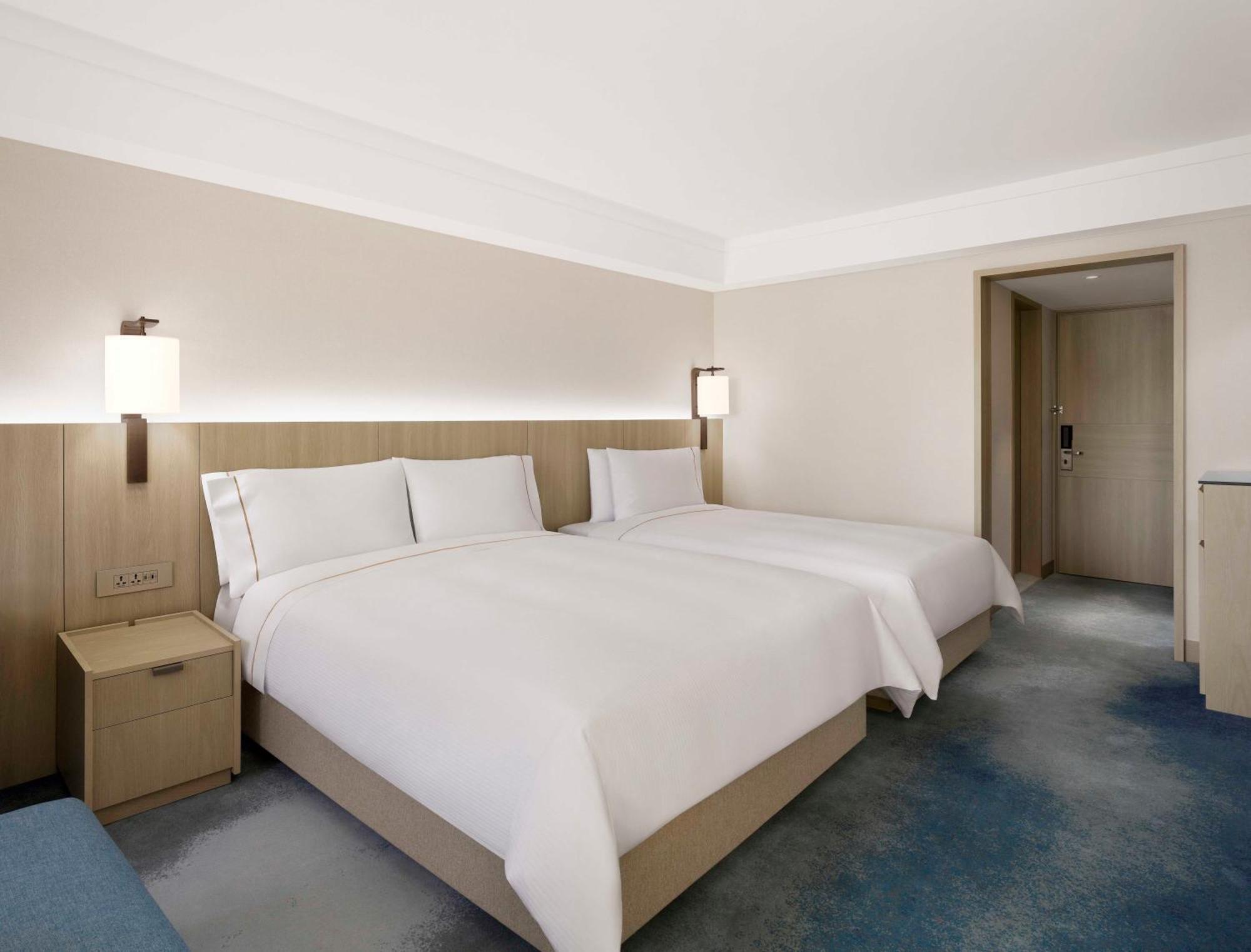 Low Floor Beach Family, Deluxe  1 Queen and 1 Twin, Partial sea view, Low floor