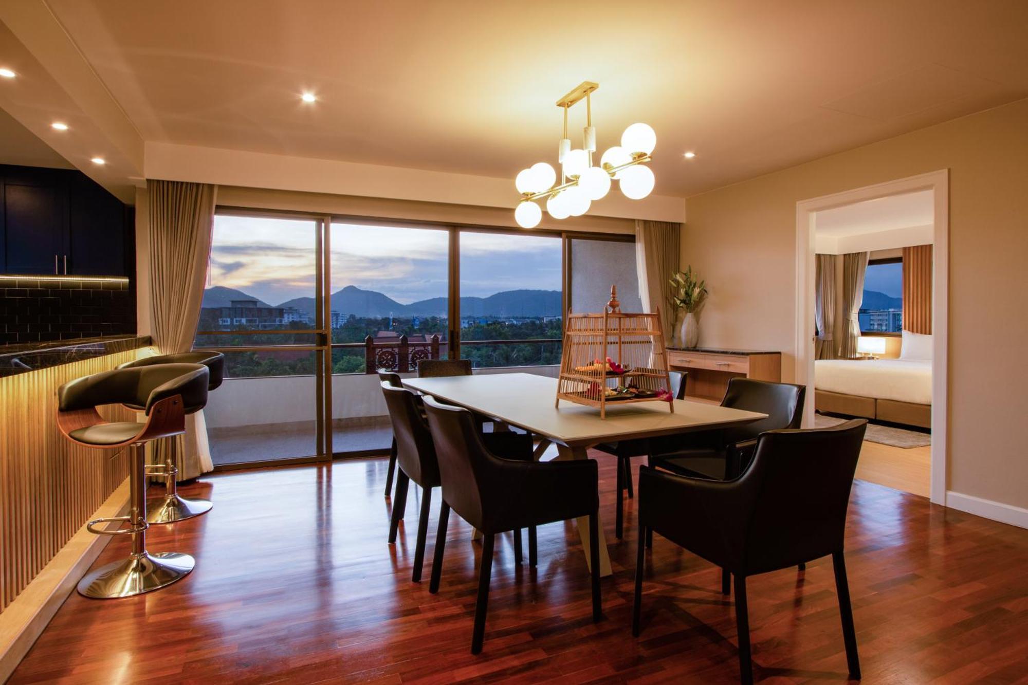 3-Bedroom Seaview Apartment