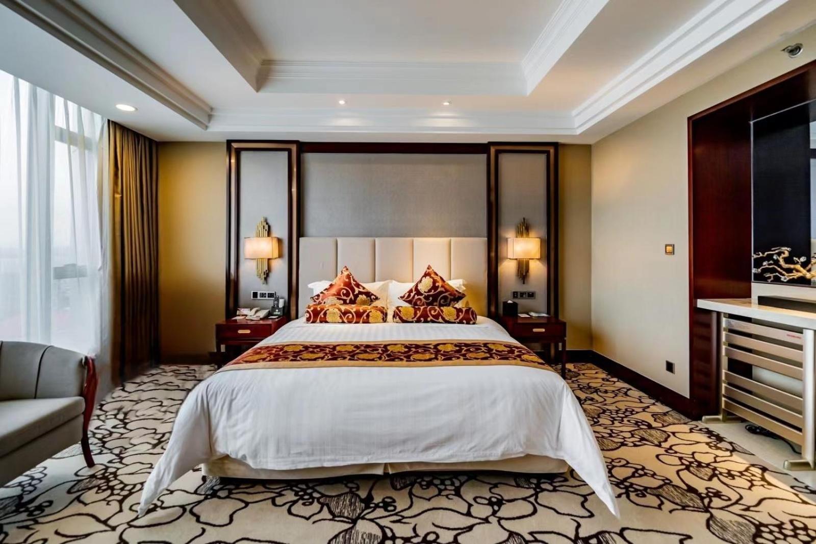 Deluxe Canton Tower River View King Bed Room
