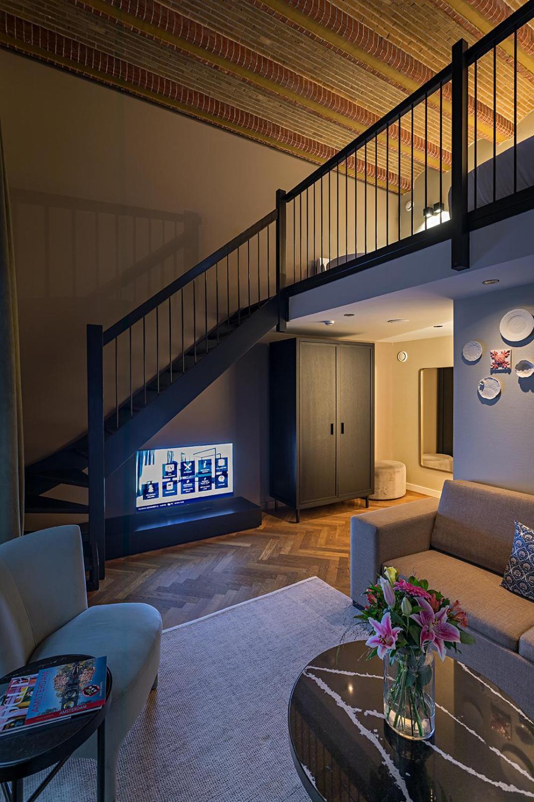 Mezzanine Suite (2 Adults + 1 Child)