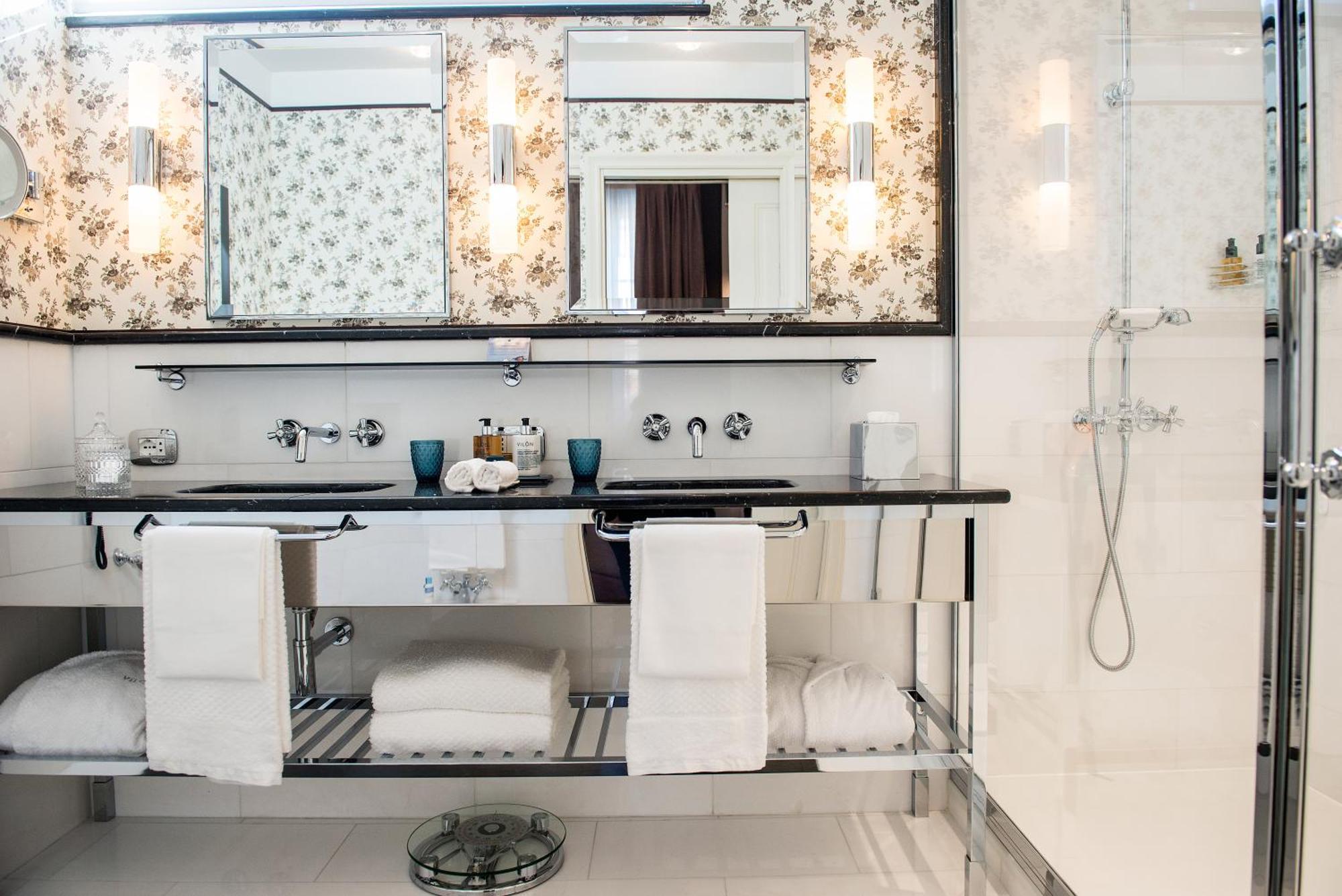 Suite,1555440238:JPEG