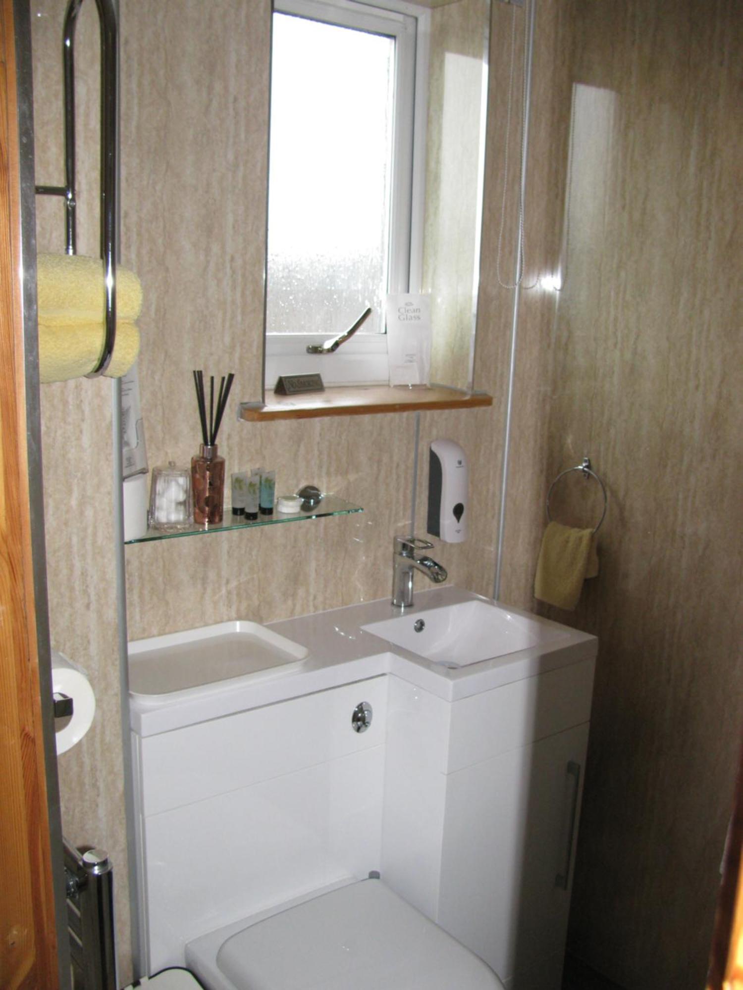 Deluxe Double Room,1627242408:JPEG