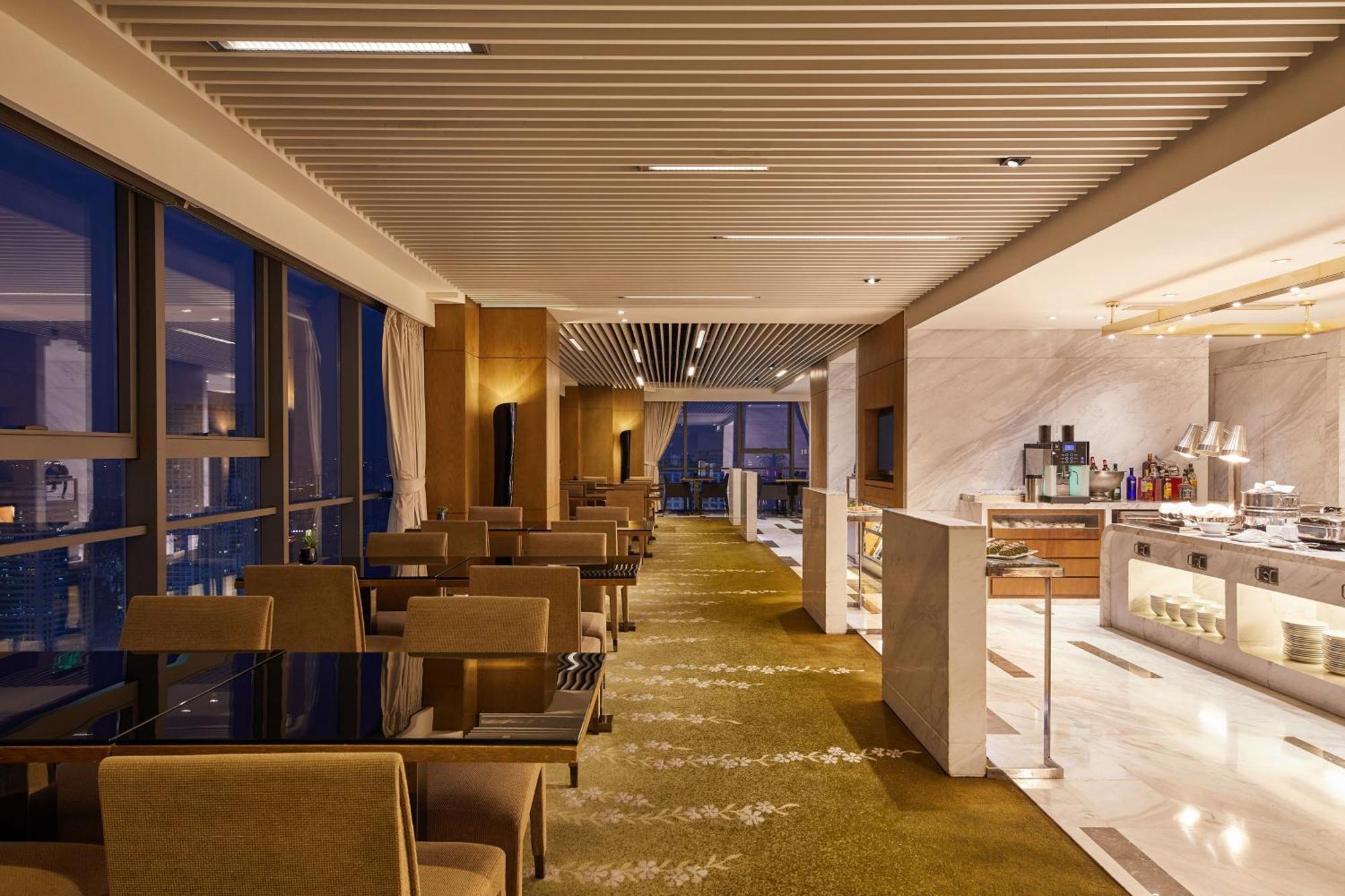Westin Club King, Club level, Guest room, 1 King, City view