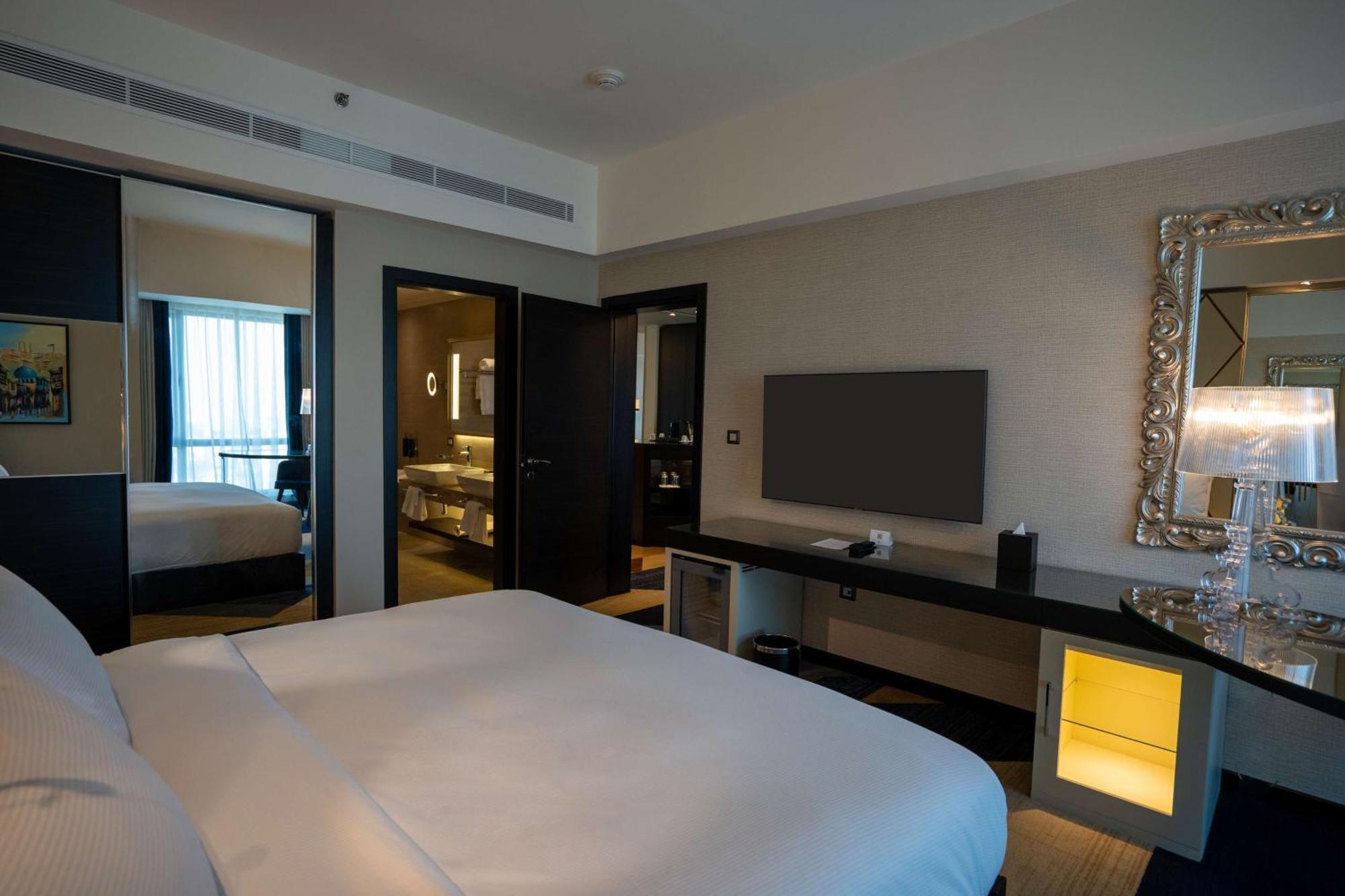 Deluxe One-Bedroom King Suite