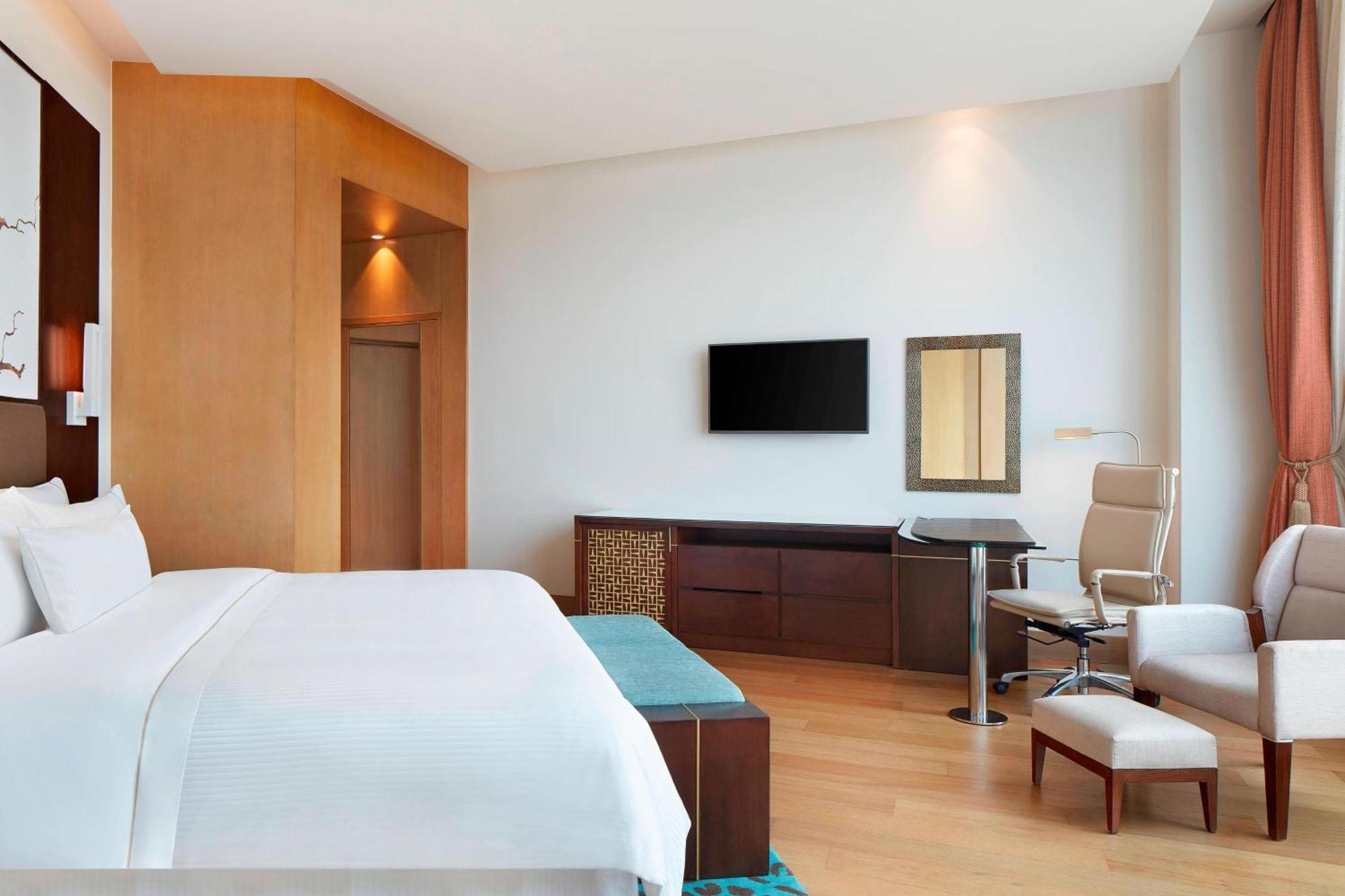 Club Room with Lounge Access, 1 Way Airport Transfers, 20% F&B Discount & Happy Hours (1 + 1 IMFL - 4 pm to 8 pm at 31/32),1501576444:JPEG