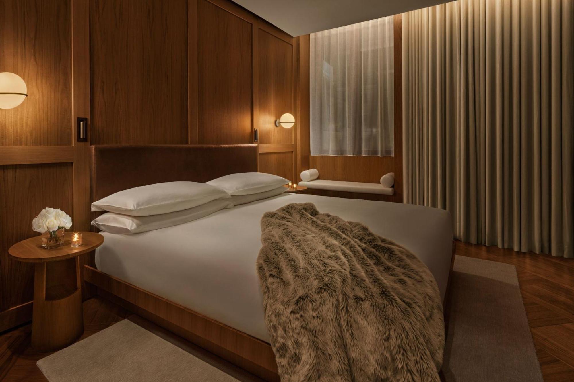 One-Bedroom King Suite with Courtyard View