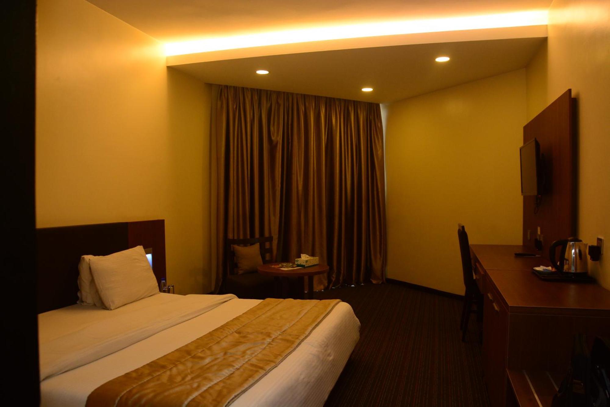Deluxe Queen Room,1594943134:JPEG