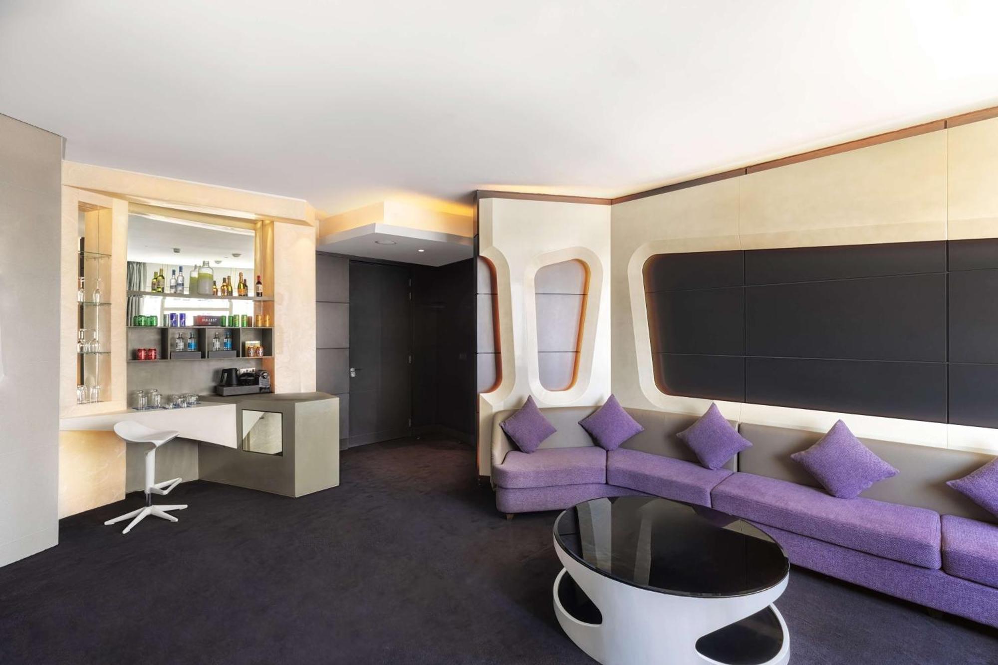 V Suite met Rond Bed