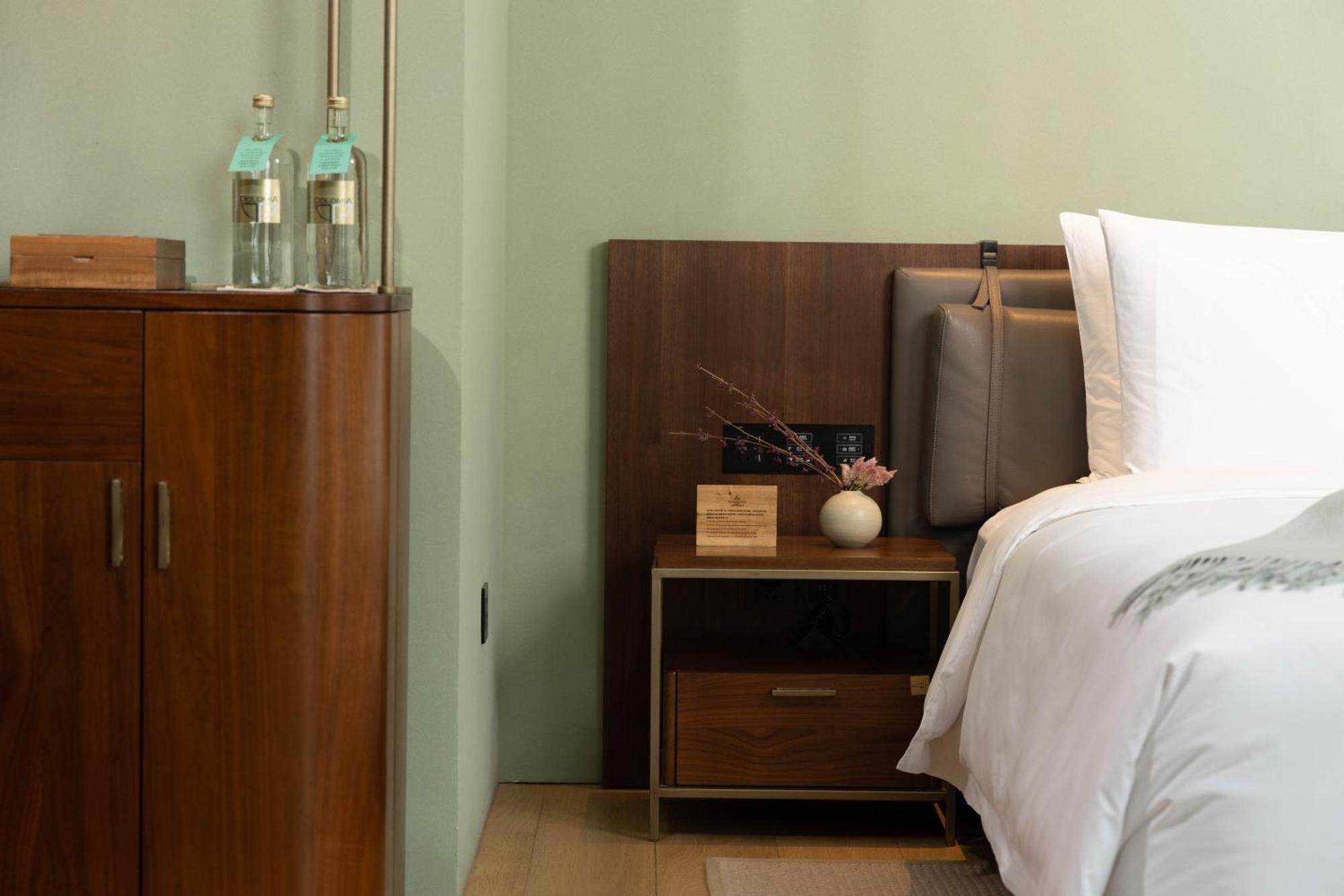 Premier Hollywood King Room