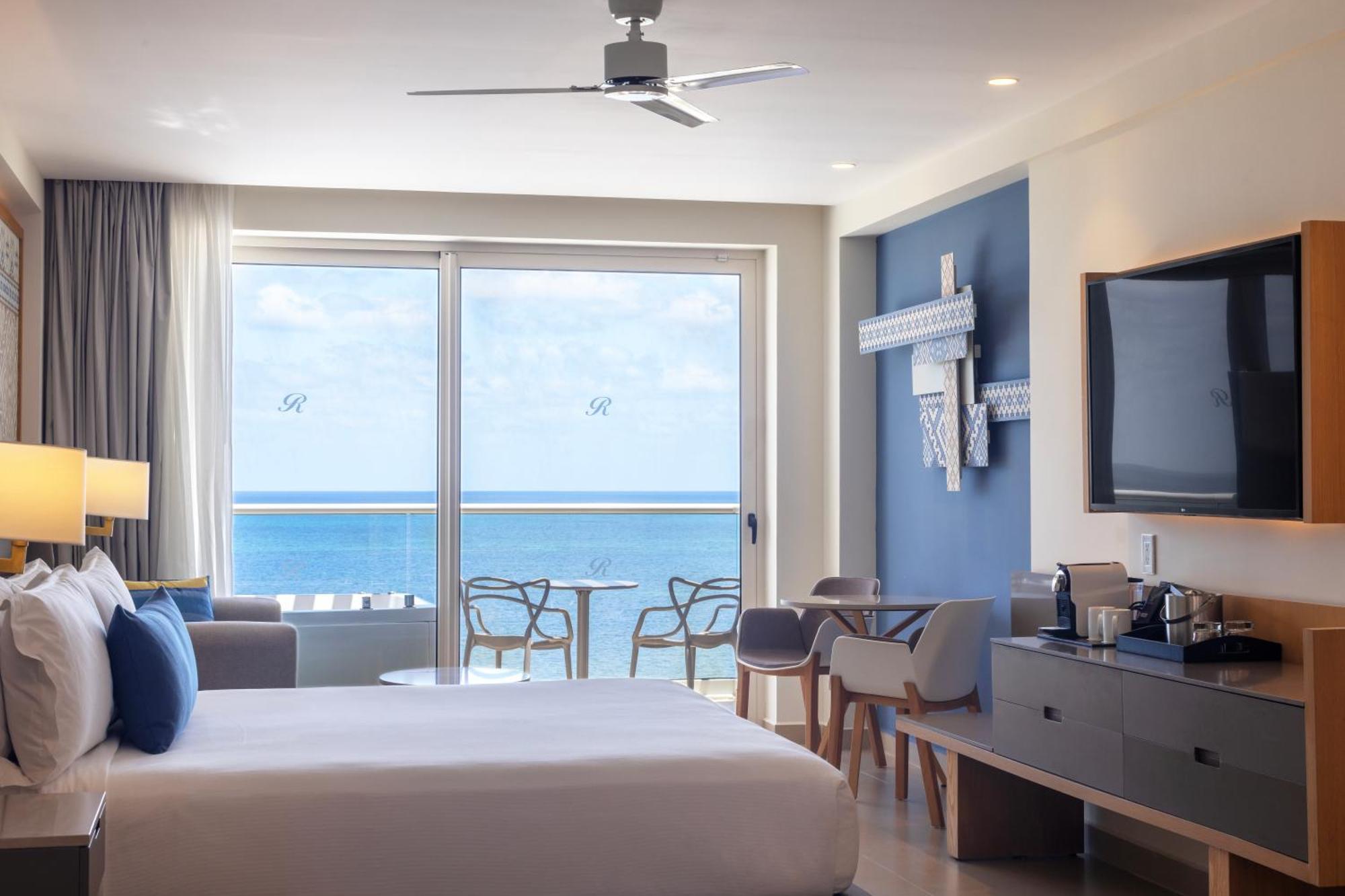 Luxury Junior Suite Ocean Front Terrace Jacuzzi Diamond Club