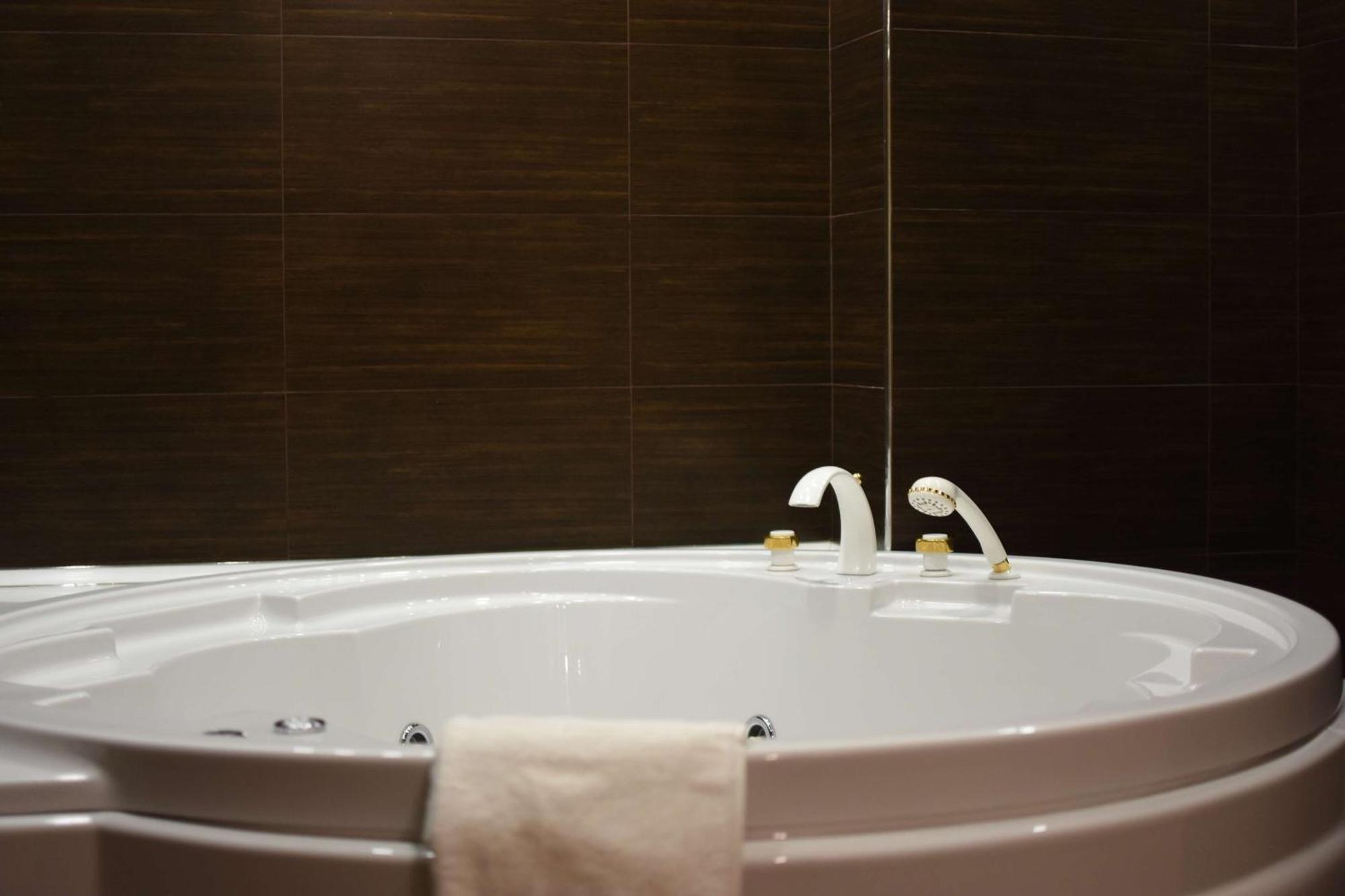 Presidential Suite with Whirlpool,1530670087:JPEG