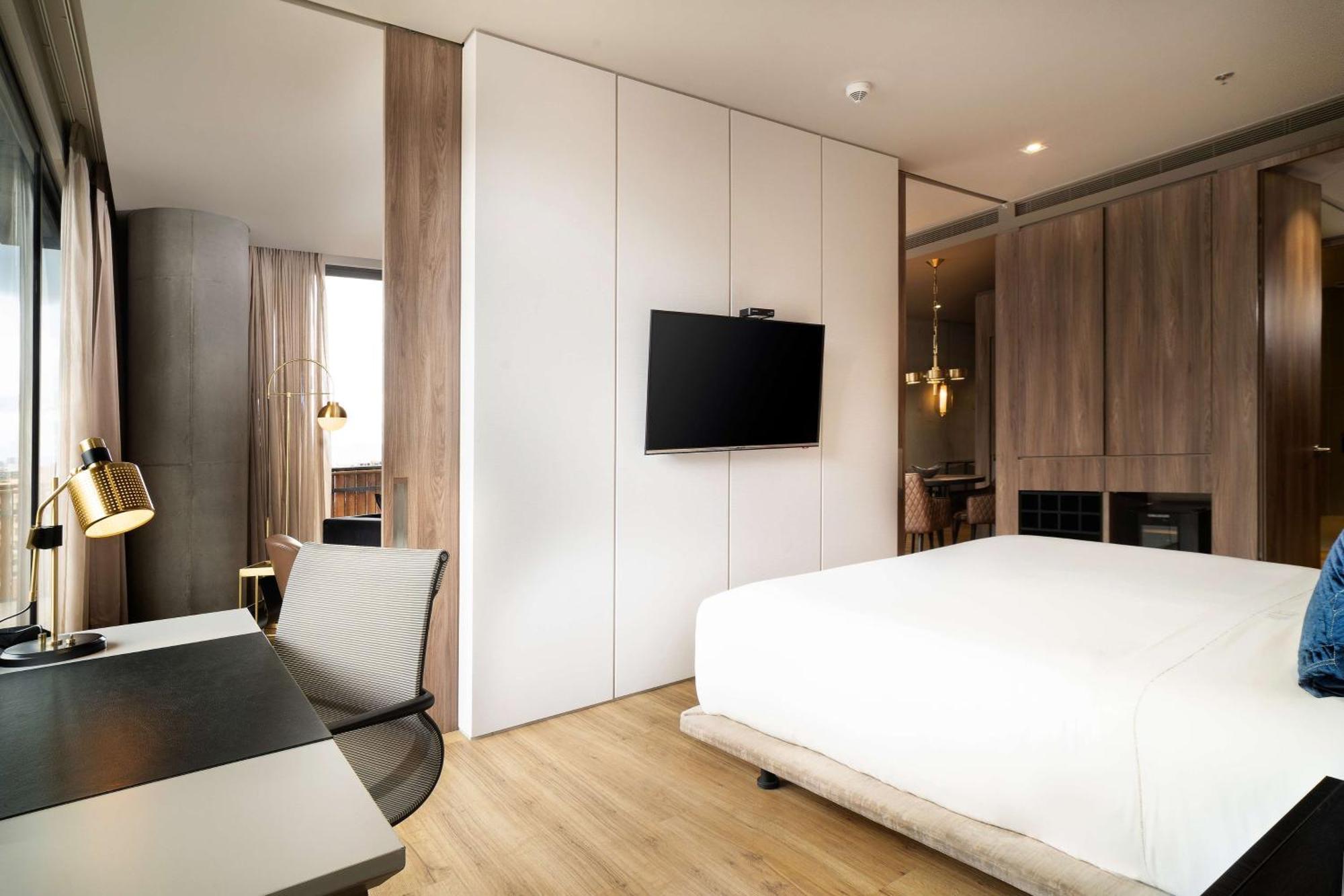 Premier King Apartasuite with Mountain View