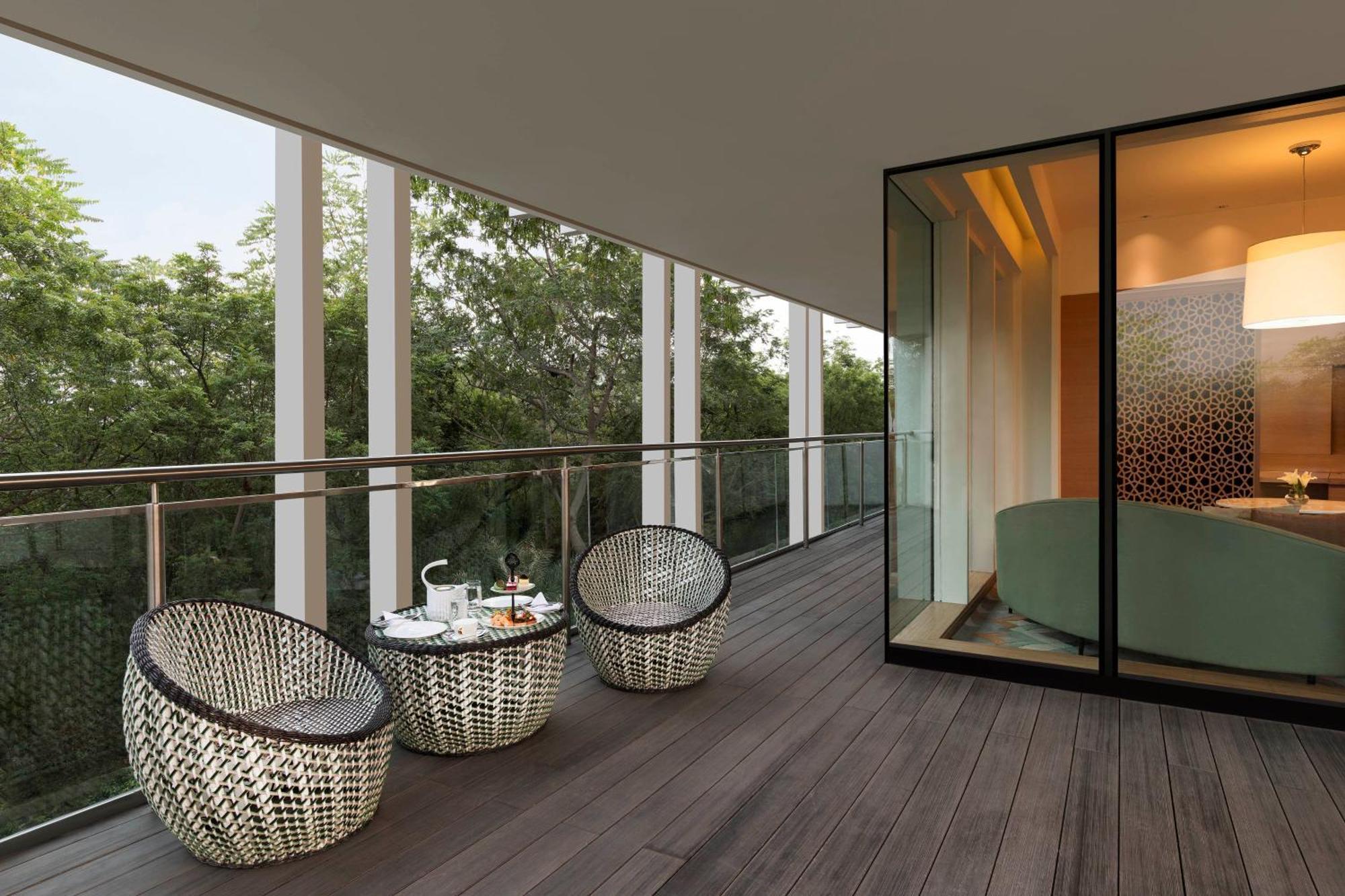 Royal Suite: 20% off on food,soft beverages, laundry & local transportation(upto 10 km); enjoy 90-min spa at 60mins spa price; BOGO offer on select beverages(5–8 pm) at Connexions Bar;3-course meal at House of Han-T&C apply