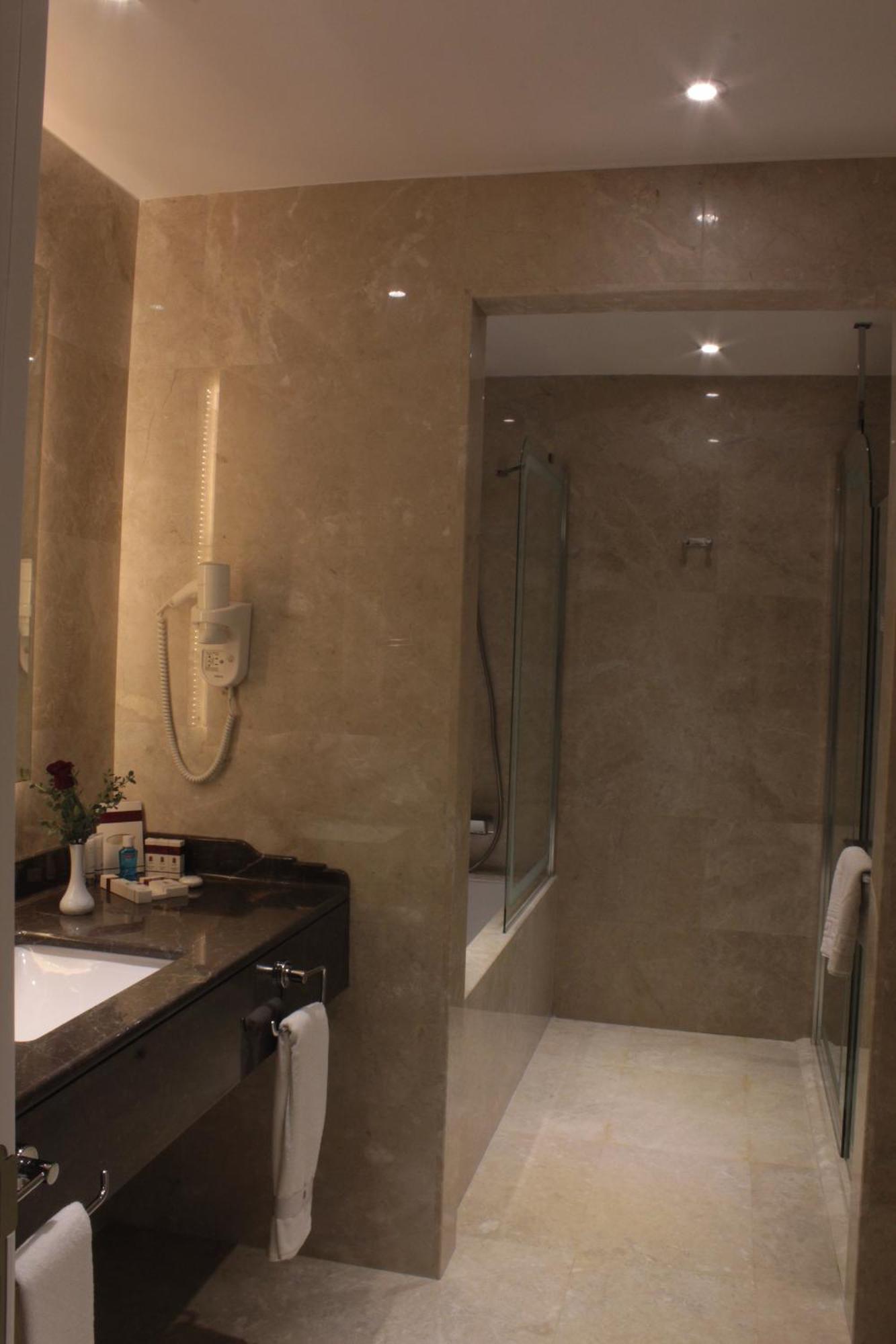 Executive Suite,1534510210:JPEG
