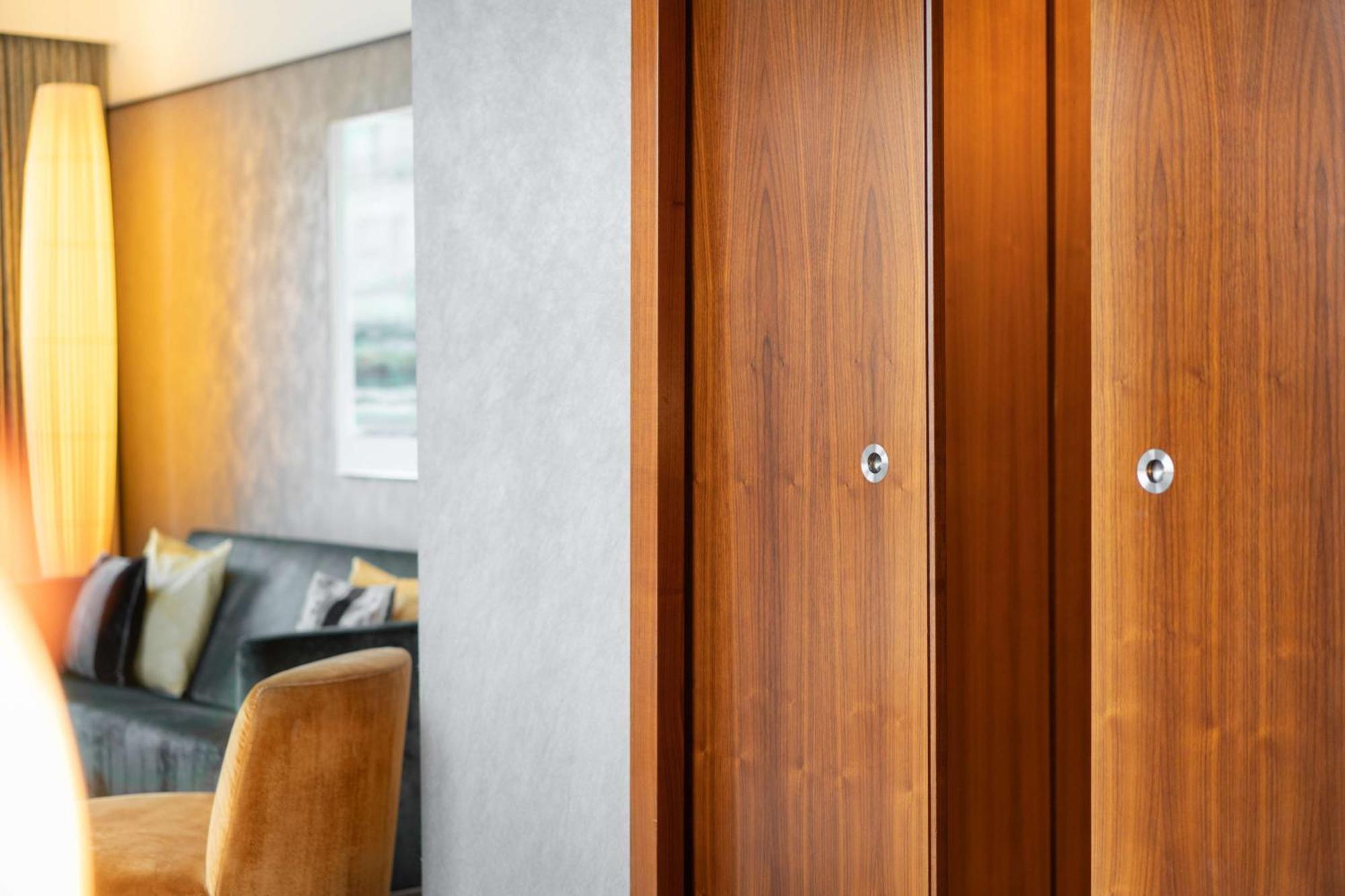 One-Bedroom Corner Suite with Lounge Access