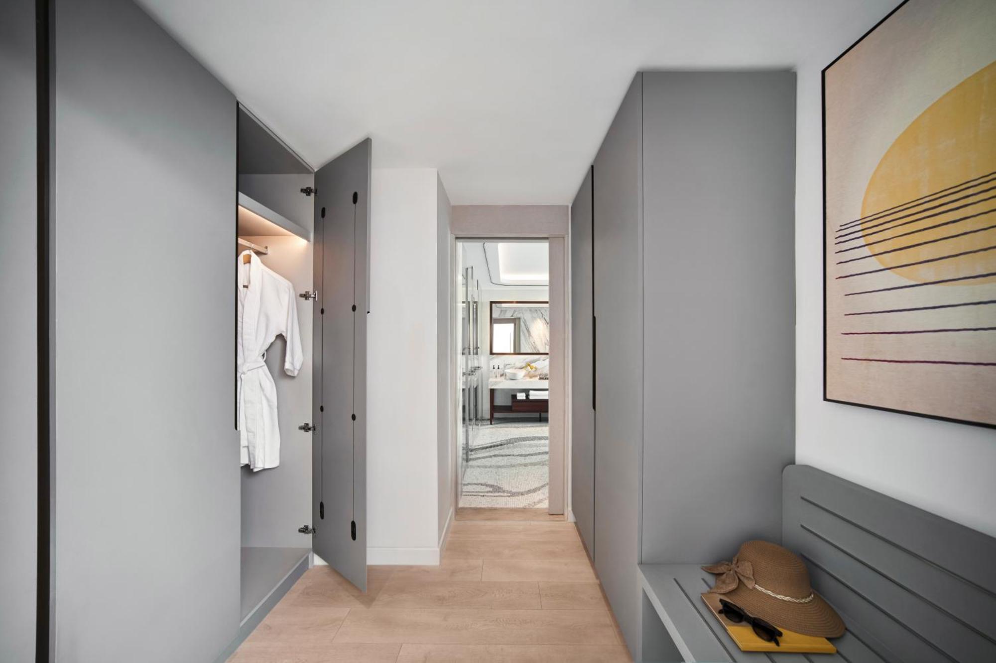 One Bedroom Seaview Suite with Balcony