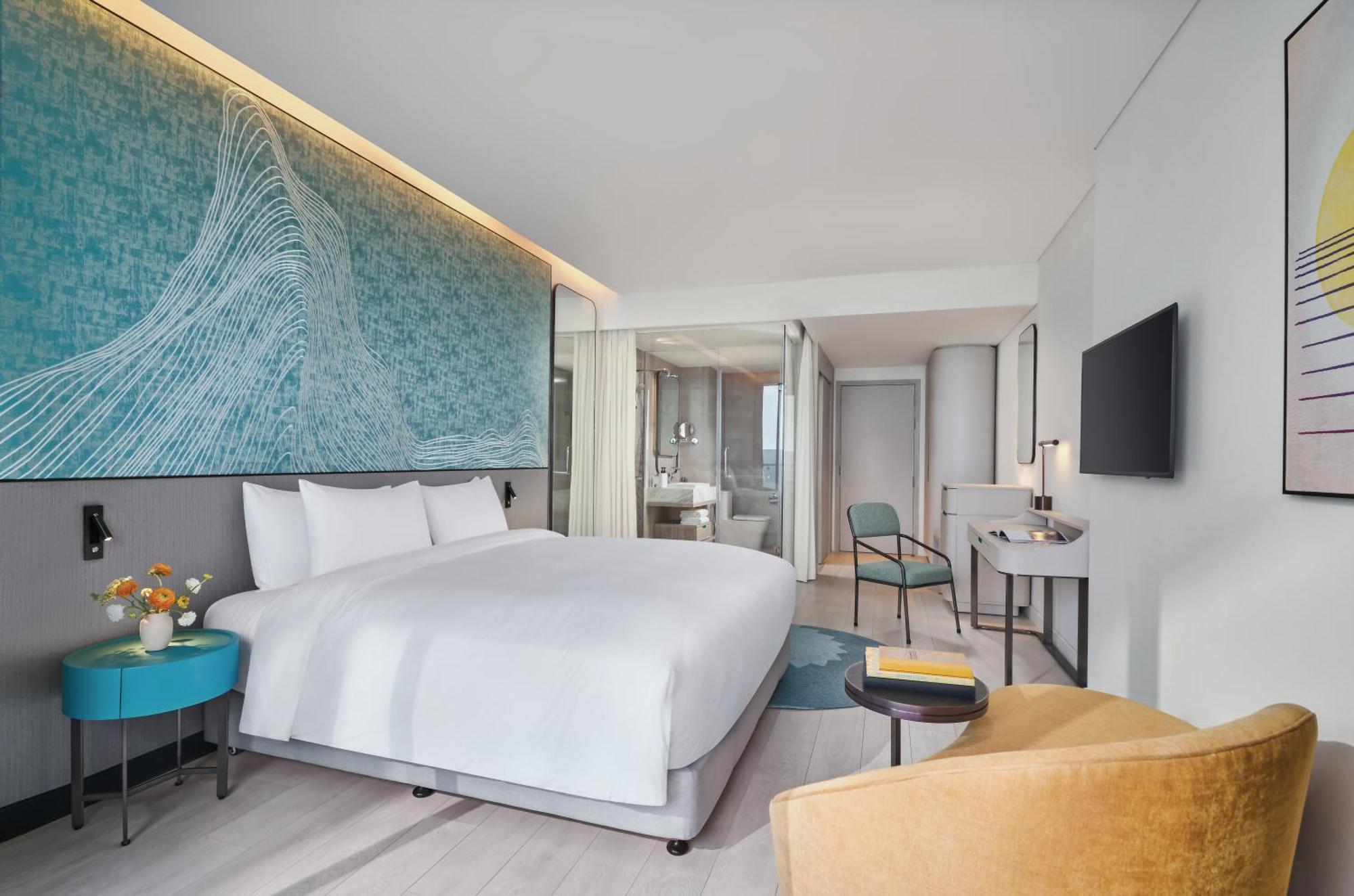 Deluxe King Room with Sea View and Balcony - High Floor