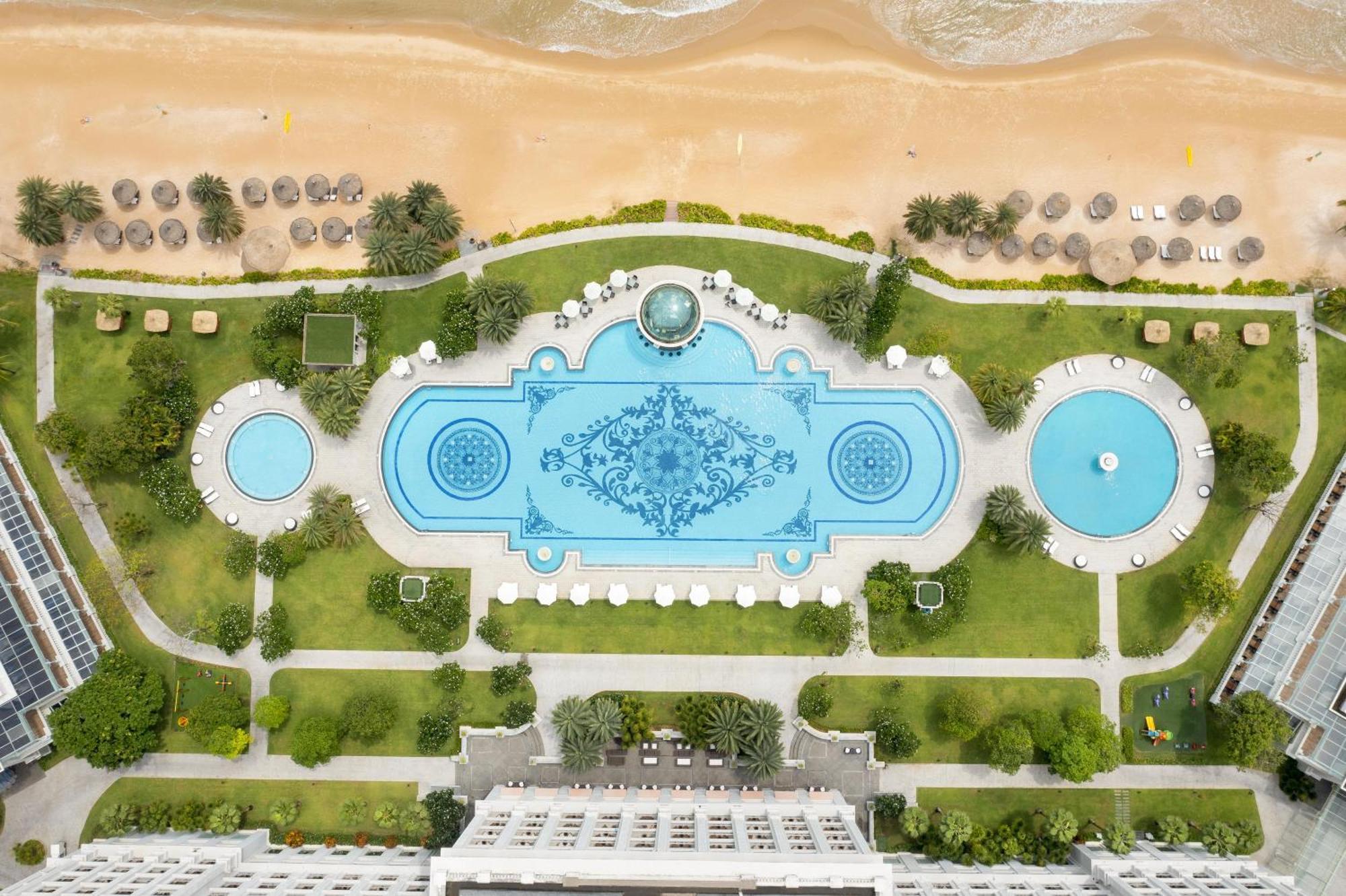 Deluxe King Room with Balcony and Garden View,1554190660:JPEG